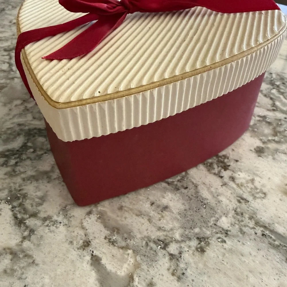 Service for 8 - Williams Sonoma Hear Dinnerware Set -. 8 plates. 8 ramekins